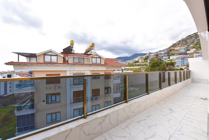 Spacious penthouse with sea view in the center of Alanya