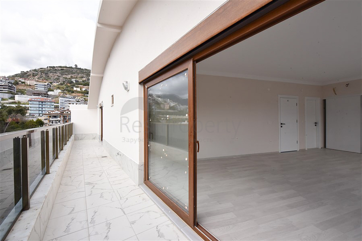 Spacious penthouse with sea view in the center of Alanya