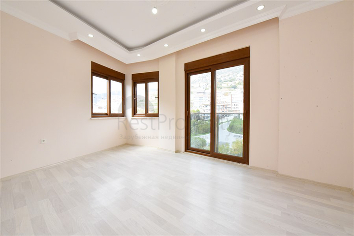 Spacious penthouse with sea view in the center of Alanya