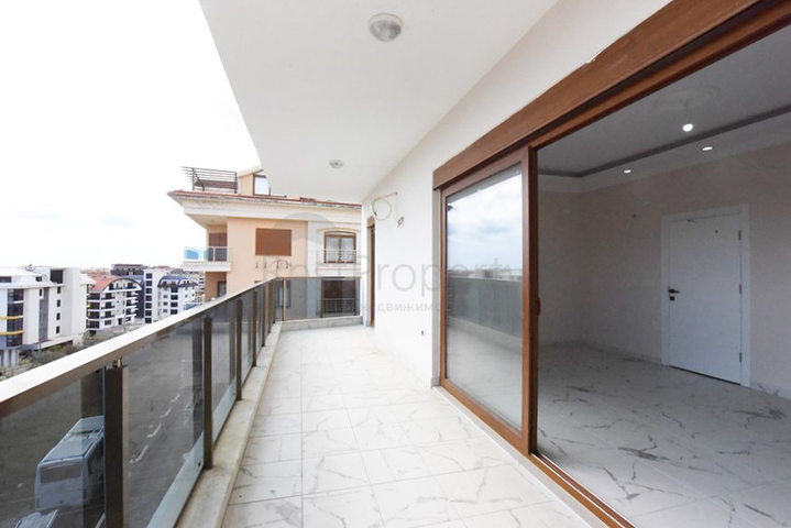 Spacious penthouse with sea view in the center of Alanya