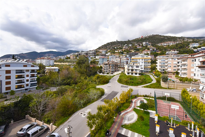 Spacious penthouse with sea view in the center of Alanya