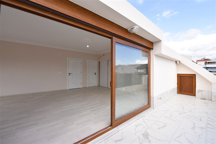 Spacious penthouse with sea view in the center of Alanya