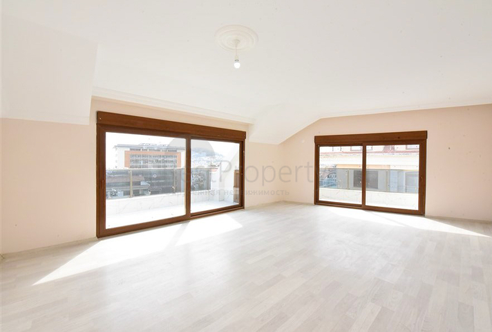 Spacious penthouse with sea view in the center of Alanya