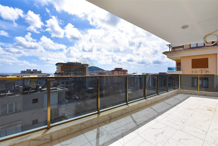 Spacious penthouse with sea view in the center of Alanya
