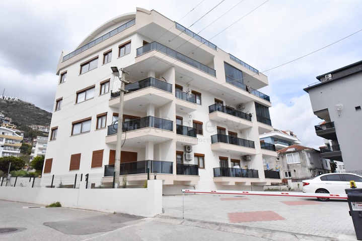 Spacious penthouse with sea view in the center of Alanya