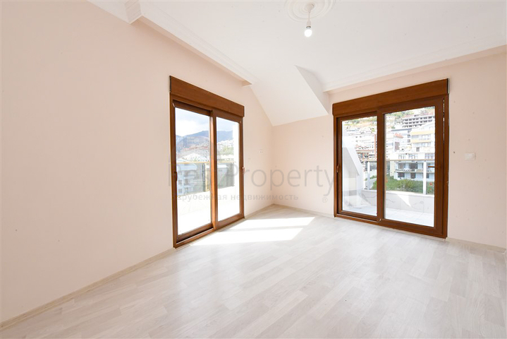 Spacious penthouse with sea view in the center of Alanya