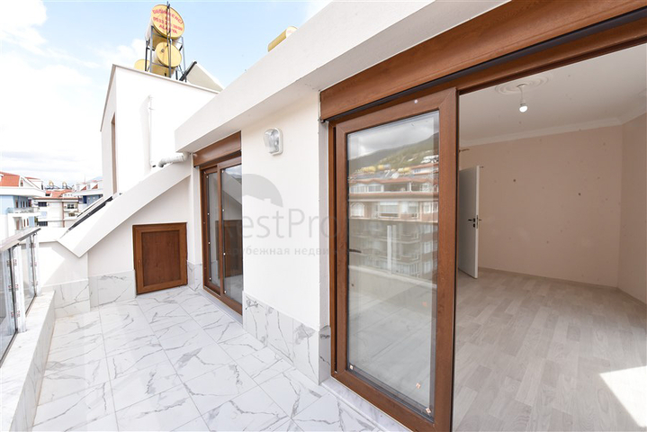 Spacious penthouse with sea view in the center of Alanya