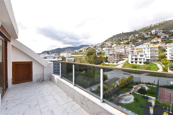 Spacious penthouse with sea view in the center of Alanya