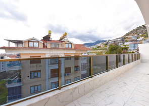 Spacious penthouse with sea view in the center of Alanya