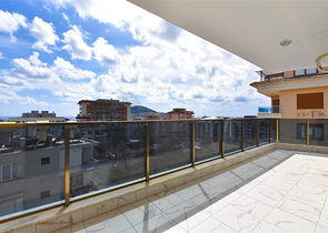 Spacious penthouse with sea view in the center of Alanya