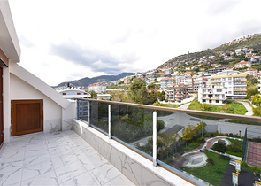 Spacious penthouse with sea view in the center of Alanya