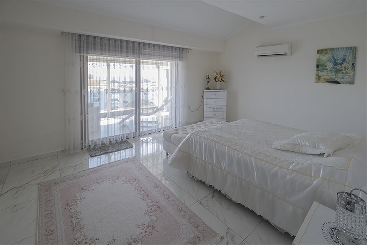 3+1 penthouse with sea view in Cikcilli area