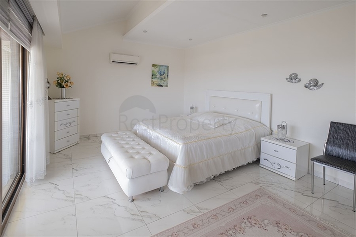 3+1 penthouse with sea view in Cikcilli area