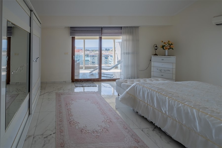 3+1 penthouse with sea view in Cikcilli area