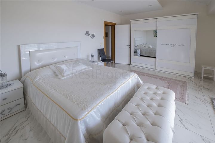 3+1 penthouse with sea view in Cikcilli area