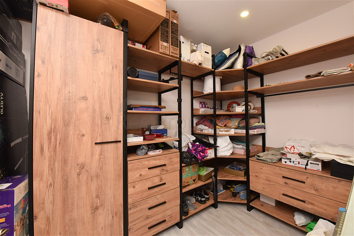 2+1 apartment with storage room in Mahmutlar district