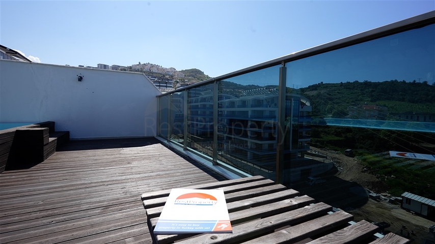 3+1 penthouse with its own rooftop pool in Kargicak district