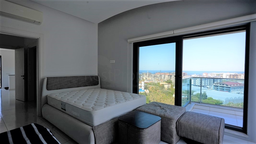 3+1 penthouse with its own rooftop pool in Kargicak district