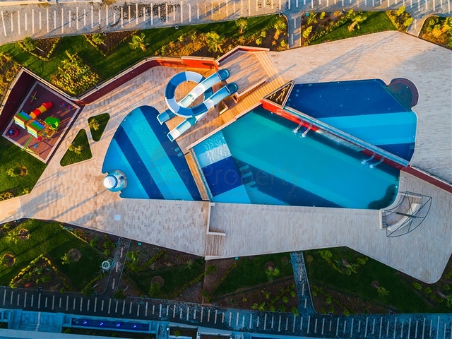 3+1 penthouse with its own rooftop pool in Kargicak district