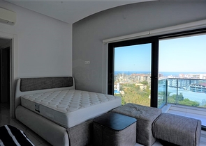 3+1 penthouse with its own rooftop pool in Kargicak district