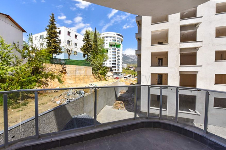 1+1 apartment in a new complex without infrastructure in Mahmutlar district