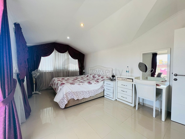 Spacious 2+1 penthouse in the center of Alanya