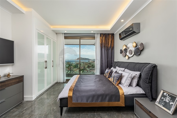 Luxury penthouse with sea and fortress views from the owner 