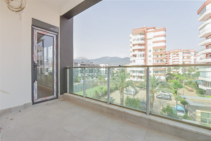 1+1 apartment in an attractive complex in Tosmur district 