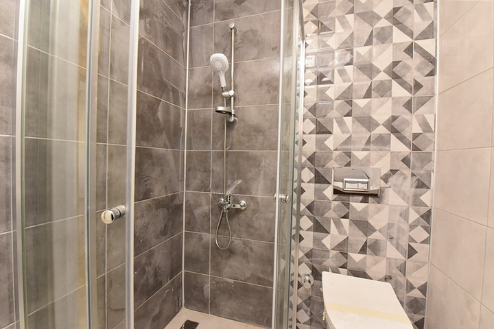 1+1 apartment in an attractive complex in Tosmur district 