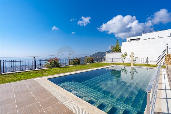 Spacious two-storey villa with panoramic views of the Mediterranean Sea
