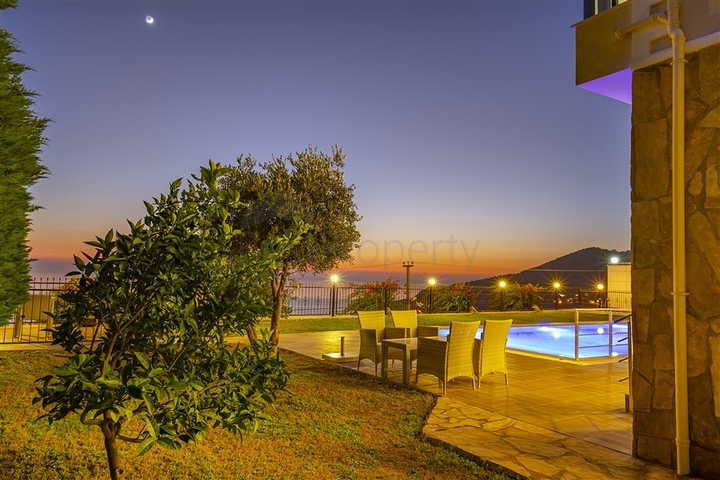 Spacious two-storey villa with panoramic views of the Mediterranean Sea