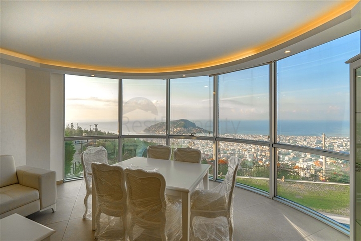 Spacious two-storey villa with panoramic views of the Mediterranean Sea