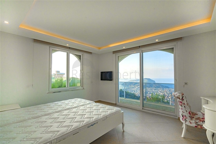 Spacious two-storey villa with panoramic views of the Mediterranean Sea