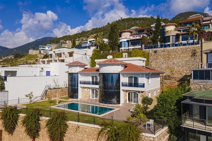 Spacious two-storey villa with panoramic views of the Mediterranean Sea