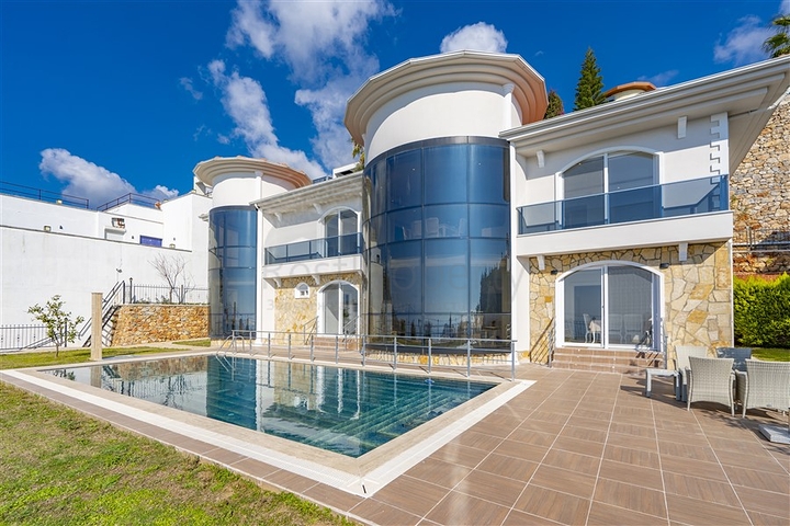 Spacious two-storey villa with panoramic views of the Mediterranean Sea