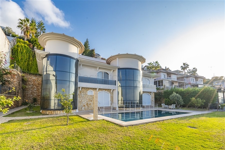 Spacious two-storey villa with panoramic views of the Mediterranean Sea