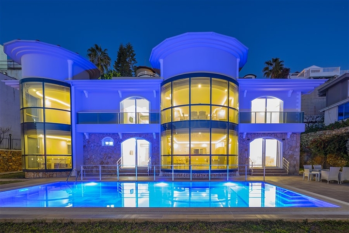 Spacious two-storey villa with panoramic views of the Mediterranean Sea