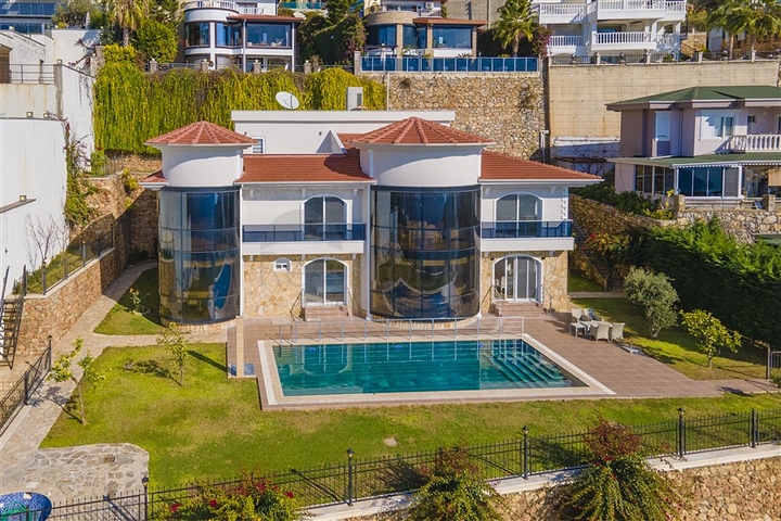 Spacious two-storey villa with panoramic views of the Mediterranean Sea