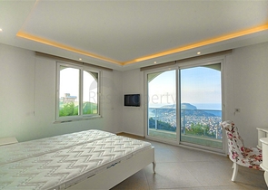 Spacious two-storey villa with panoramic views of the Mediterranean Sea