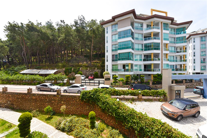 1+1 apartment in a complex with infrastructure in Kargicak district