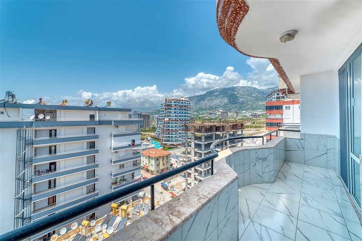 Spacious apartment in Mahmutlar area with sea and mountain views