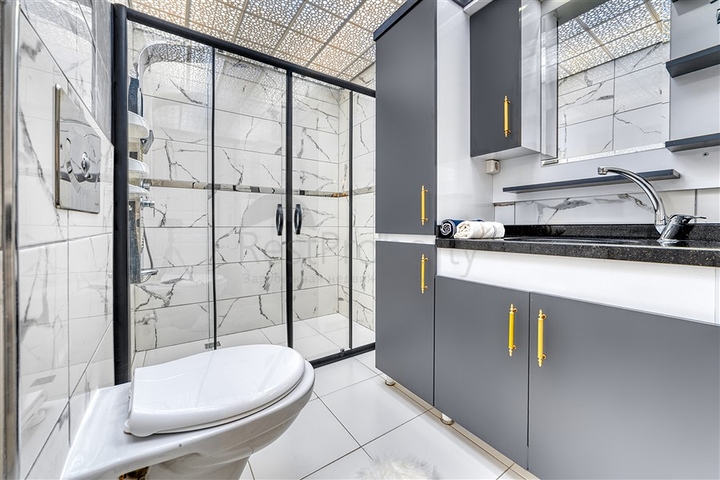 Spacious apartment in Mahmutlar area with sea and mountain views