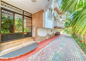 Spacious apartment in Mahmutlar area with sea and mountain views