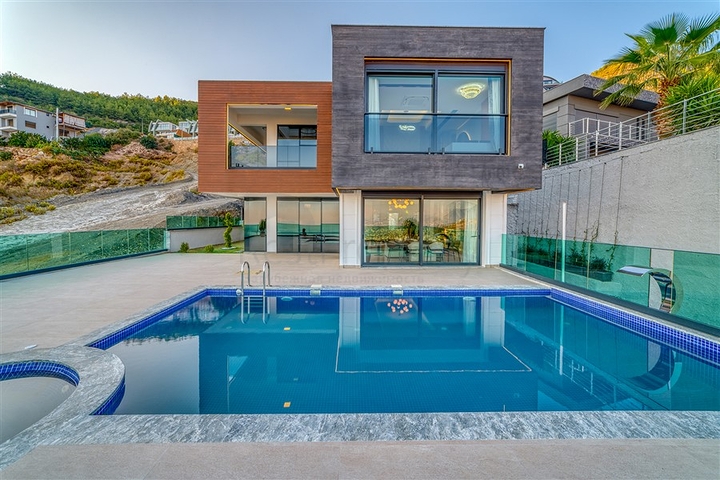 Luxury 4+1 villa with stunning views of the whole of Alanya