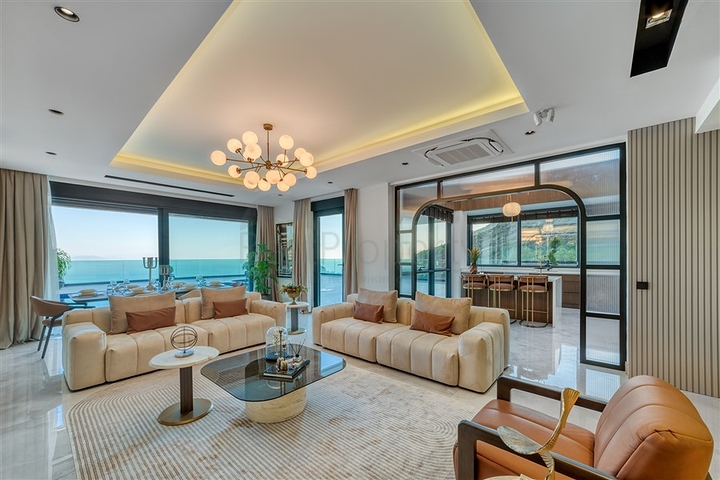 Luxury 4+1 villa with stunning views of the whole of Alanya