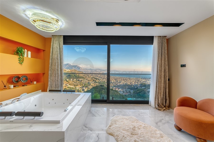 Luxury 4+1 villa with stunning views of the whole of Alanya
