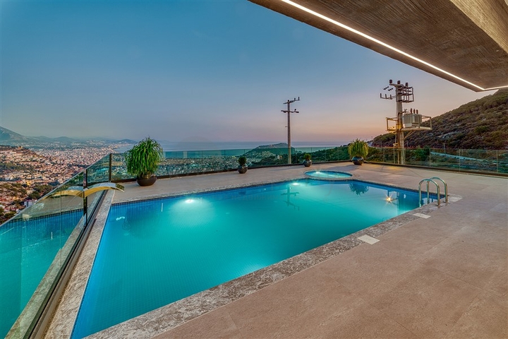 Luxury 4+1 villa with stunning views of the whole of Alanya