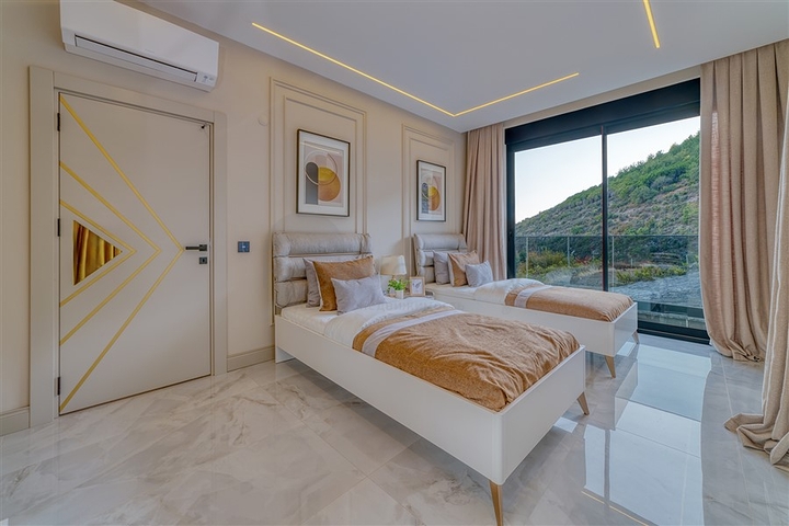 Luxury 4+1 villa with stunning views of the whole of Alanya