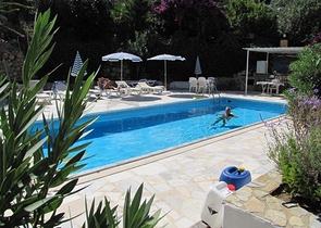 2+1 townhouse 600 m from the sea in Kargicak area 2+1 townhouse 600 m from the sea in Kargicak area