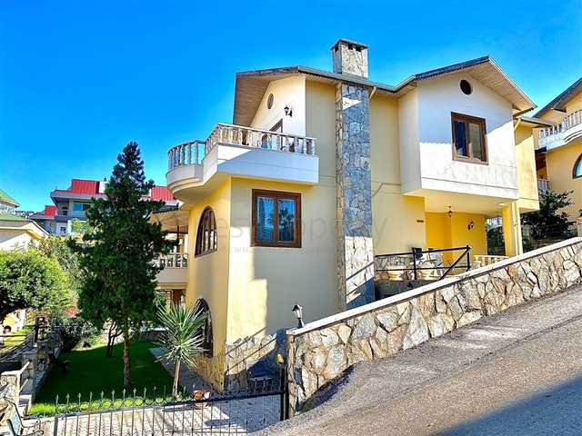 Spacious villa for a large family, within walking distance from the sea